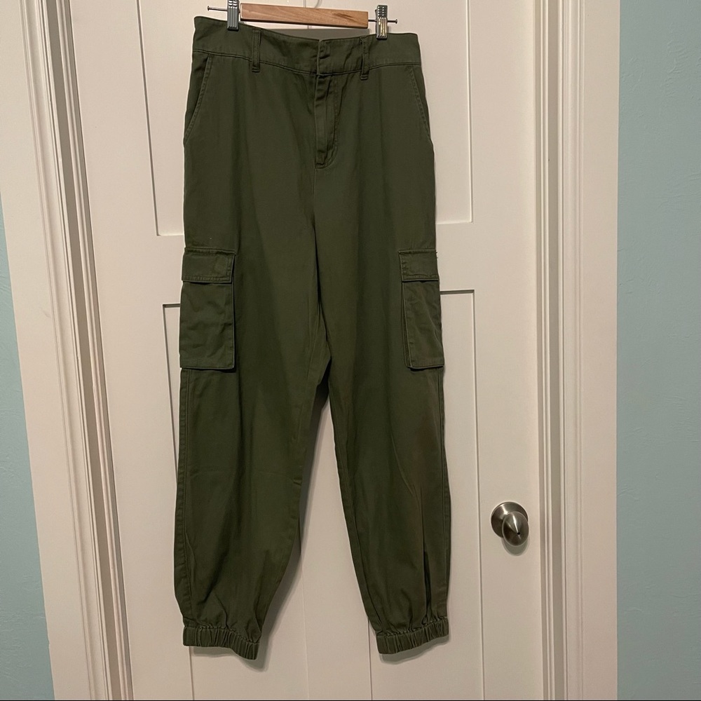 Forever 21 size large olive green cargo jogger style pants!